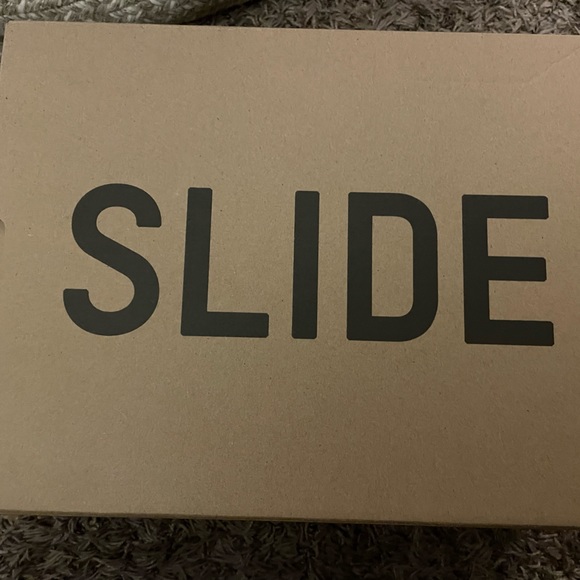Yeezy Slides BRAND NEW! I bought these for my birthday and they’re too small. main image 4
